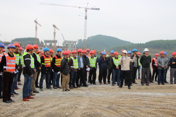 柳南改扩建全线安全治理人员参观特大桥施工现。ㄅ某叽纾.jpg